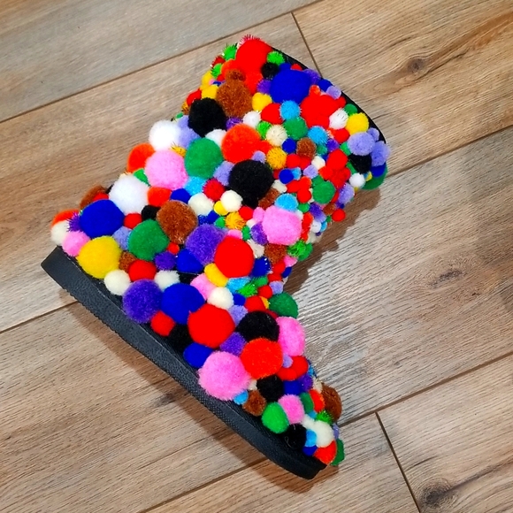 New Pom-Pom Booties 6 - Picture 6 of 6